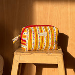 trousse de toilettes en coton matelassé imprimé aux motifs floraux rose pâle et rayures jaunes passion- fermeture en contraste rouge