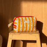 trousse de toilettes en coton matelassé imprimé aux motifs floraux rose pâle et rayures jaunes passion- fermeture en contraste rouge