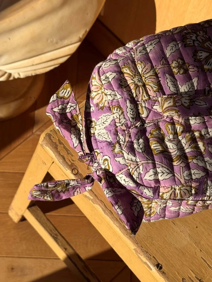 details du vanity en coton imprimé matelassé carthage lilas