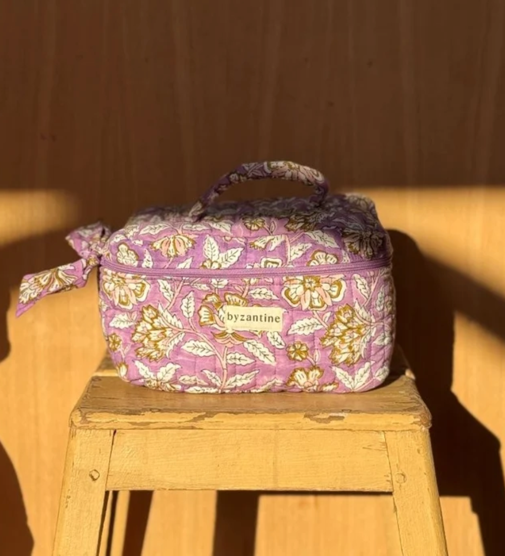 vanity en coton matelassé imprimé block print aux motifs floraux écru et kaki sur fond lilas