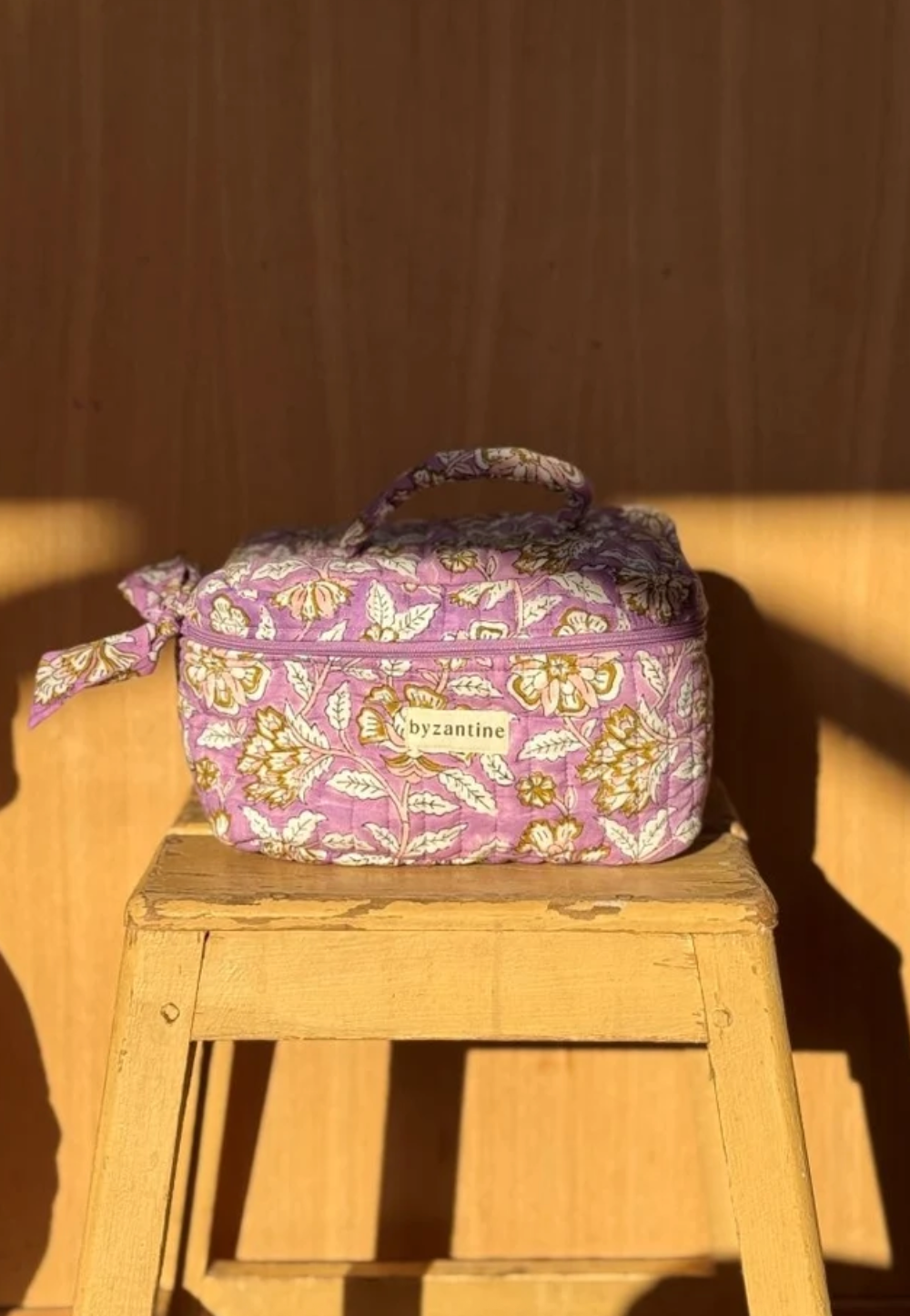 vanity en coton matelassé imprimé block print aux motifs floraux écru et kaki sur fond lilas