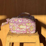 vanity en coton matelassé imprimé block print aux motifs floraux écru et kaki sur fond lilas