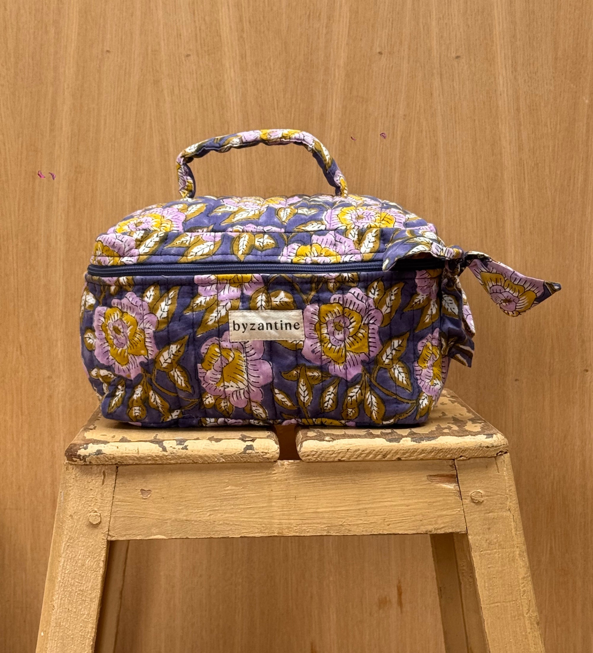 vanity en coton matelassé marine imprimé block print grosses fleurs lilas, moutarde et kaki