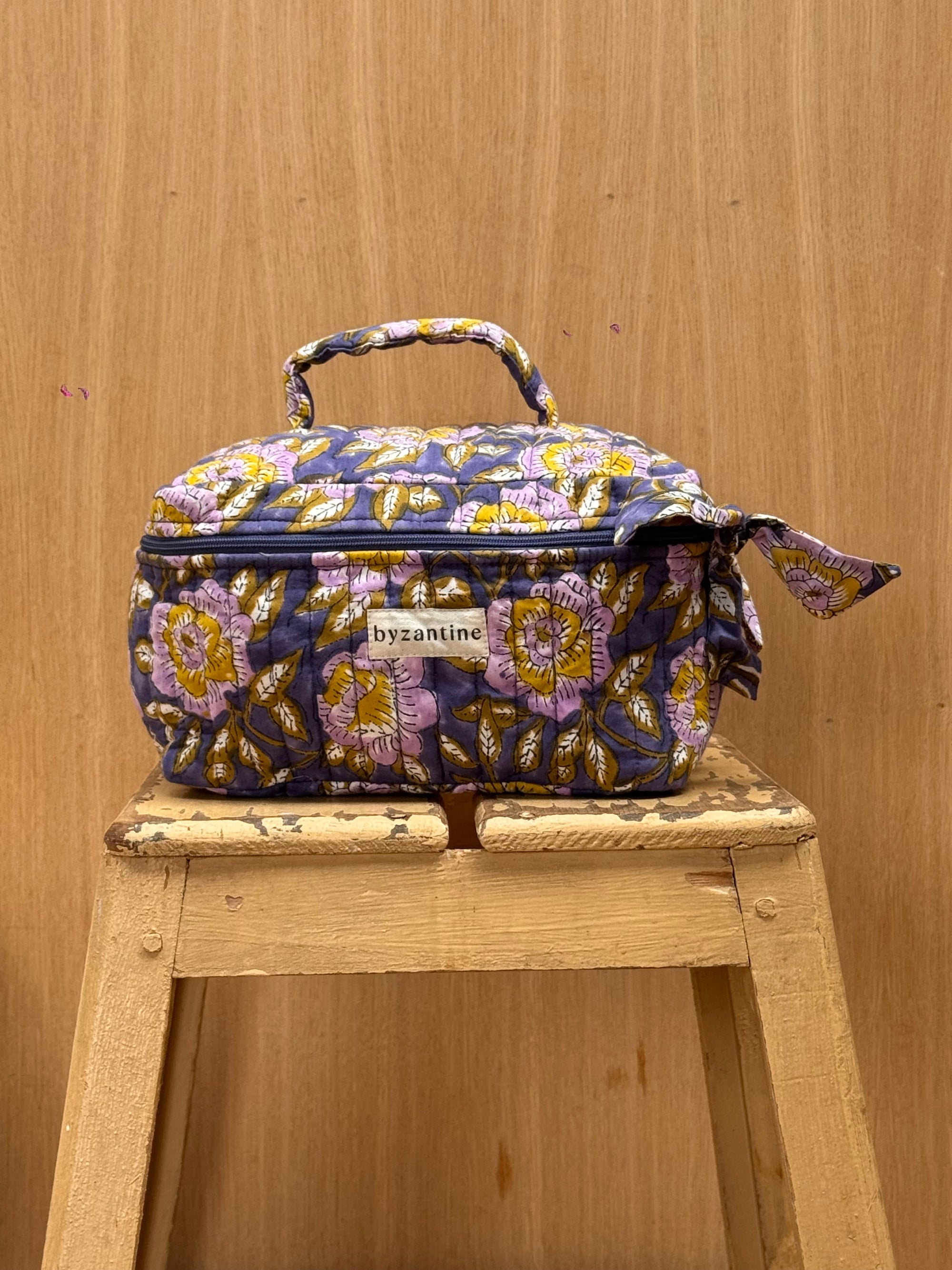 vanity en coton matelassé marine imprimé block print grosses fleurs lilas, moutarde et kaki