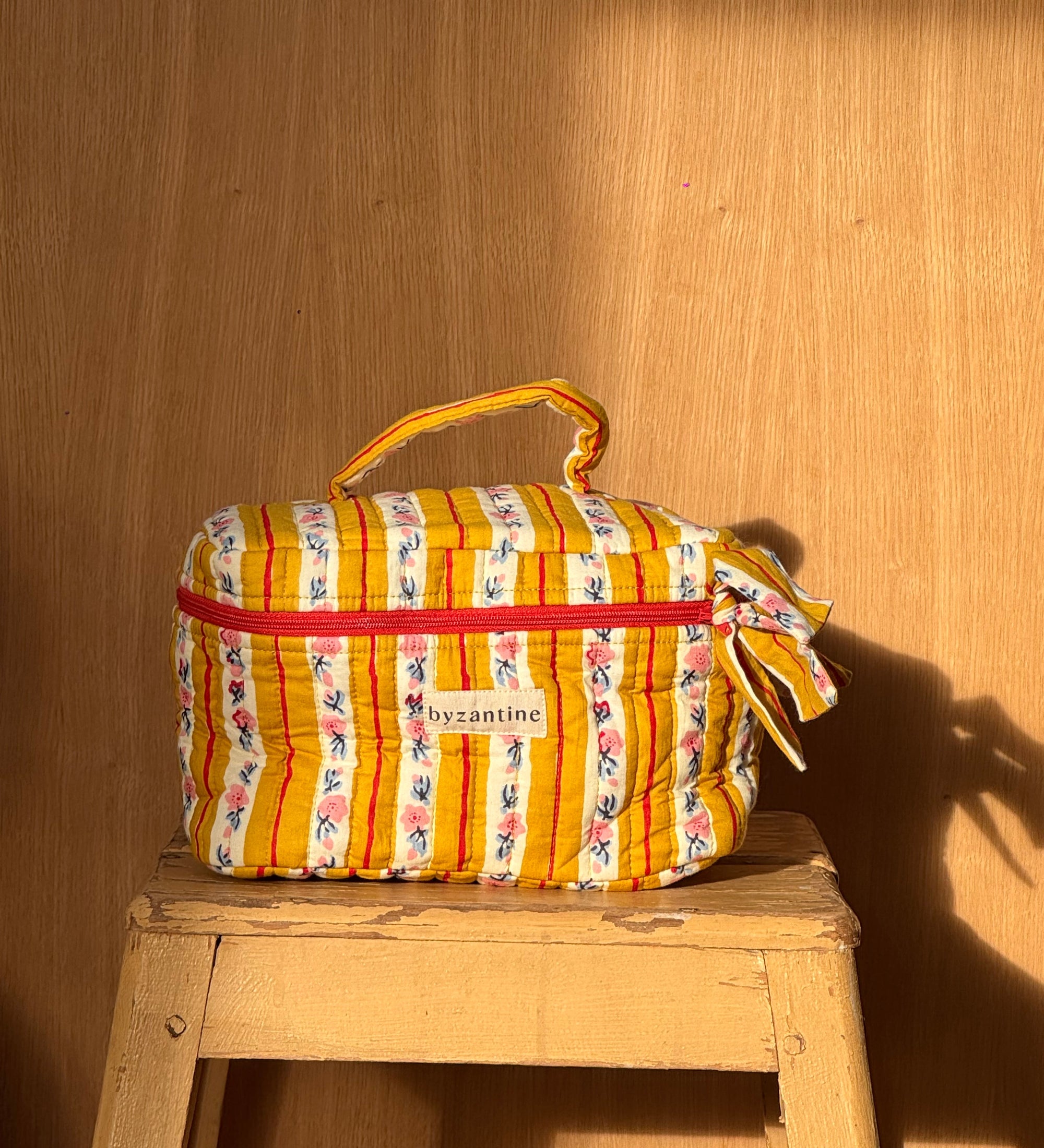 vanity en coton matelassé imprimé block print rayures et petit motif floral jaune 