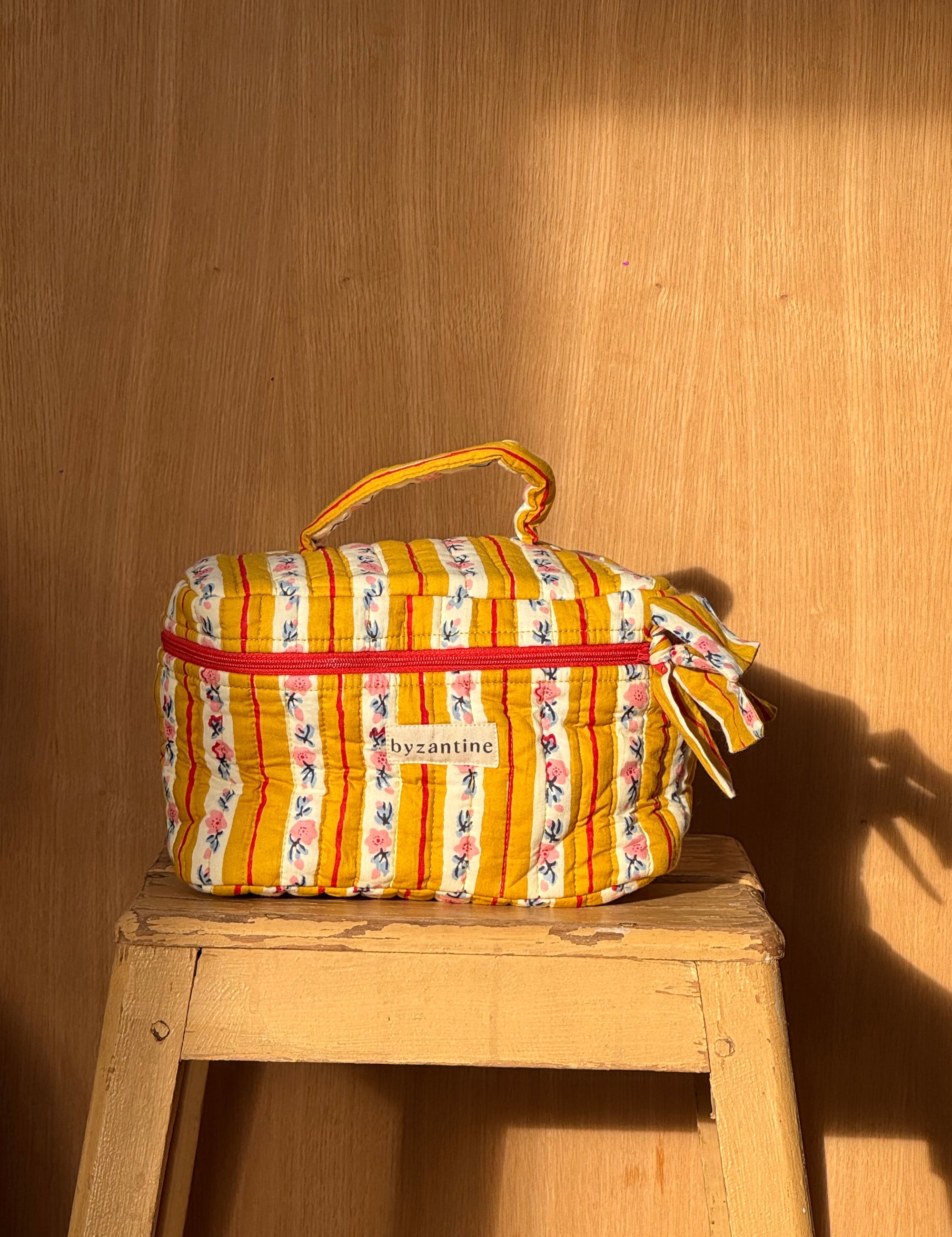 vanity en coton matelassé imprimé block print rayures et petit motif floral jaune 
