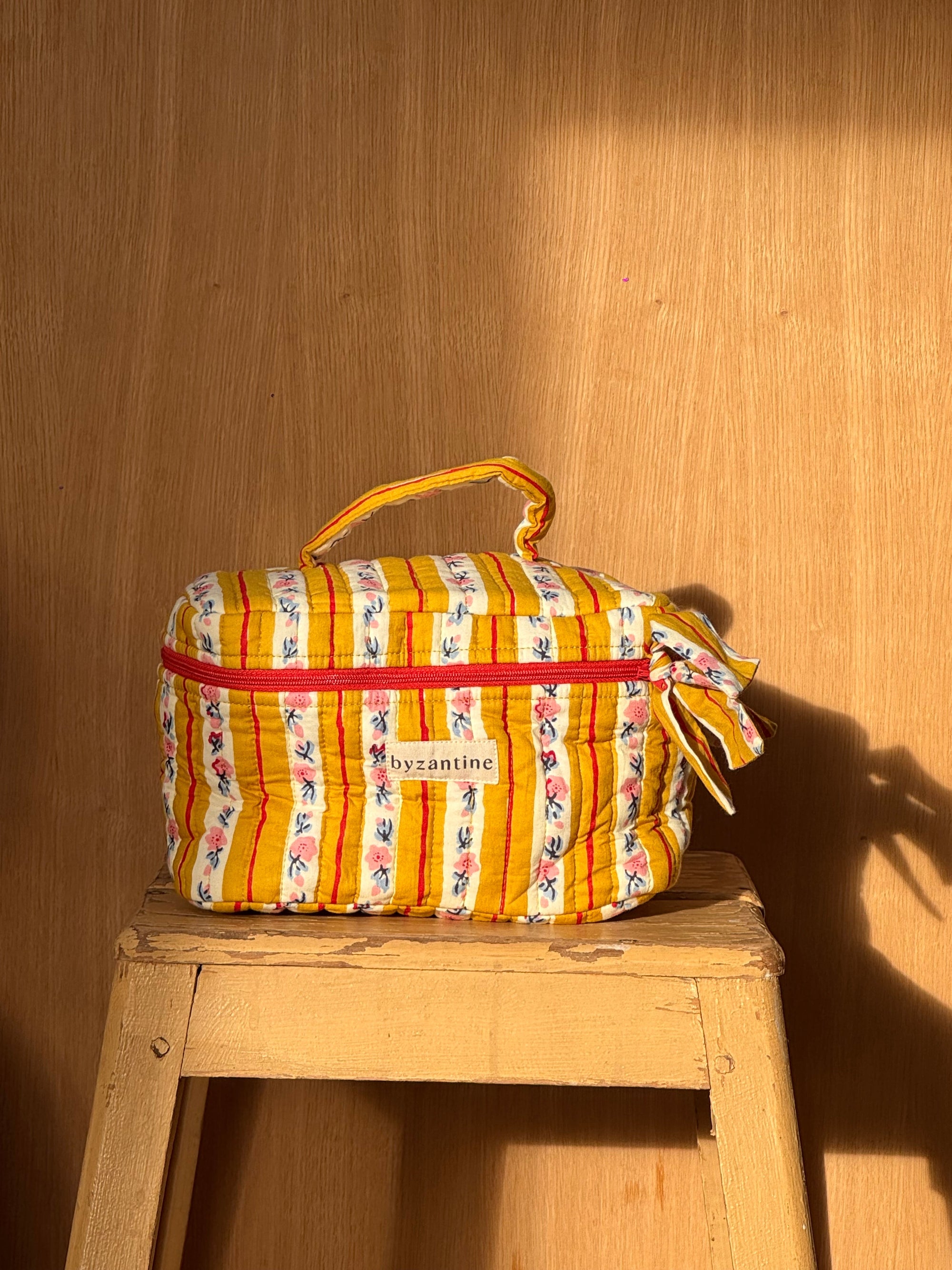 vanity en coton matelassé imprimé block print rayures et petit motif floral jaune 