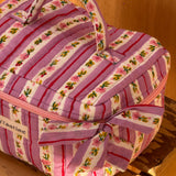 zoom sur la double fermeture du vanity en coton matelassé imprimé lilas 
