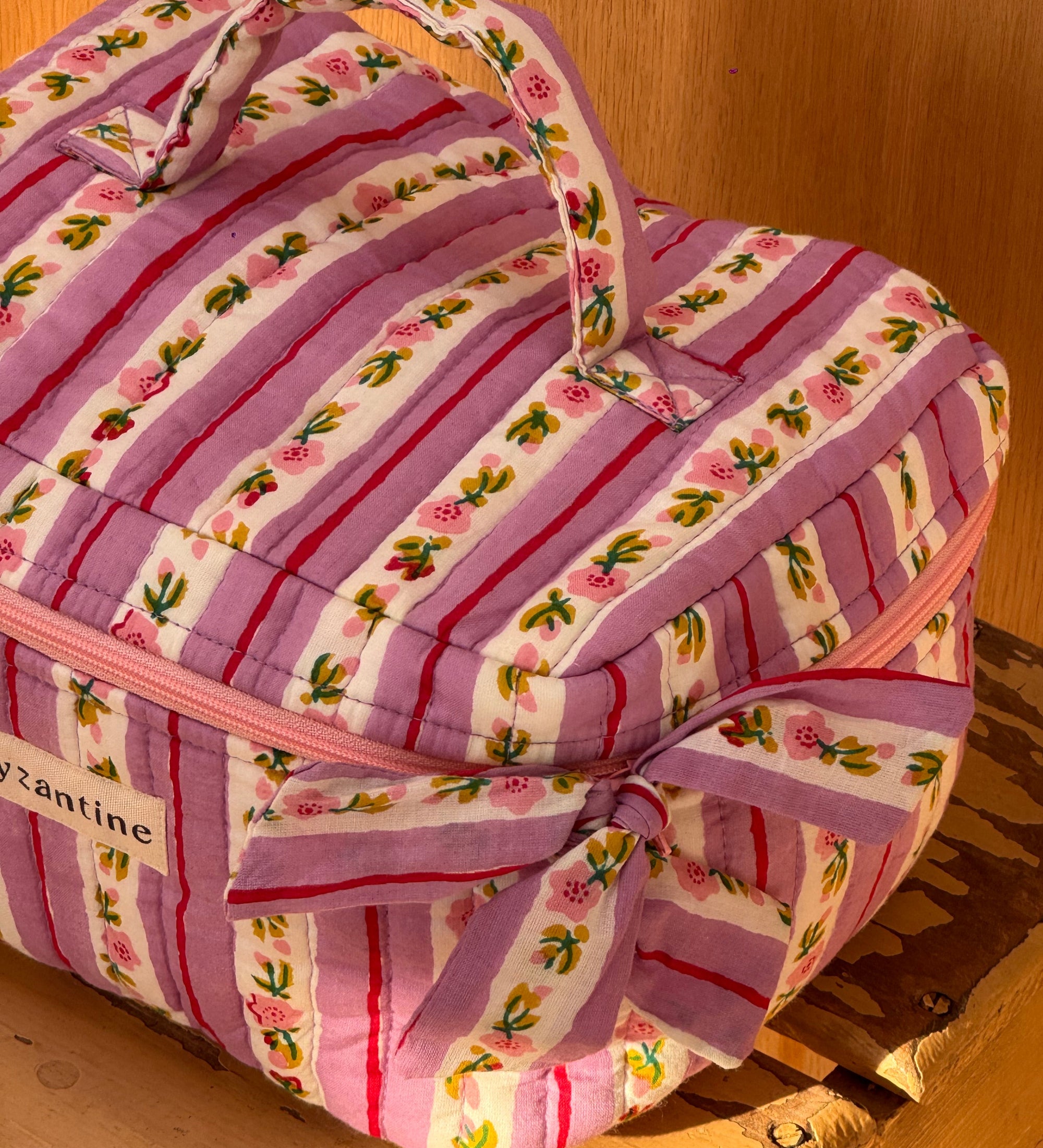 zoom sur la double fermeture du vanity en coton matelassé imprimé lilas 
