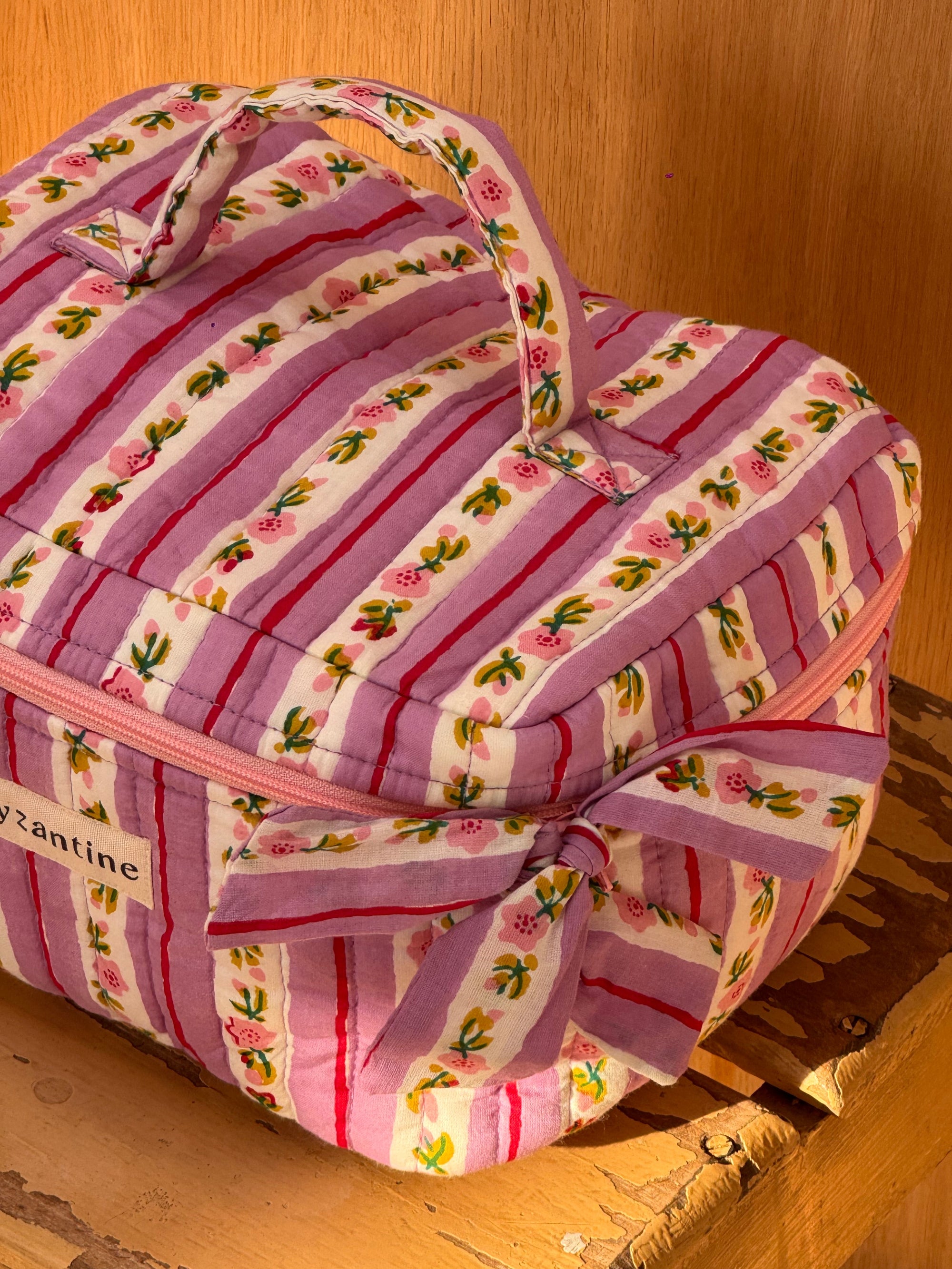 zoom sur la double fermeture du vanity en coton matelassé imprimé lilas 