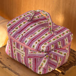 vue de haut de la trousse vanity en coton matelassé block print, FLORA lilas