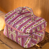 vue de haut de la trousse vanity en coton matelassé block print, FLORA lilas