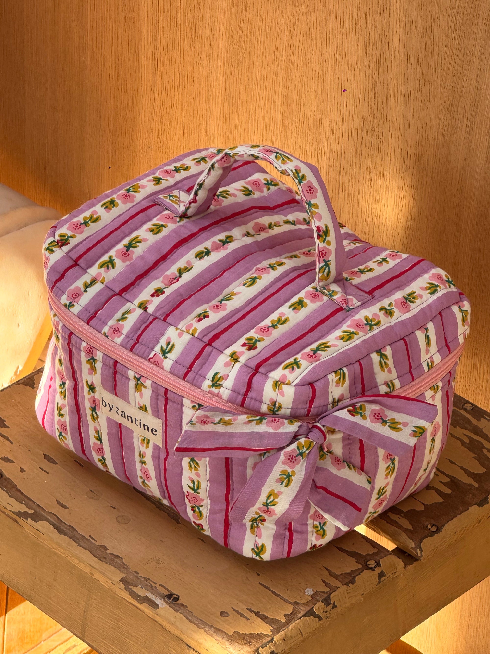 vue de haut de la trousse vanity en coton matelassé block print, FLORA lilas