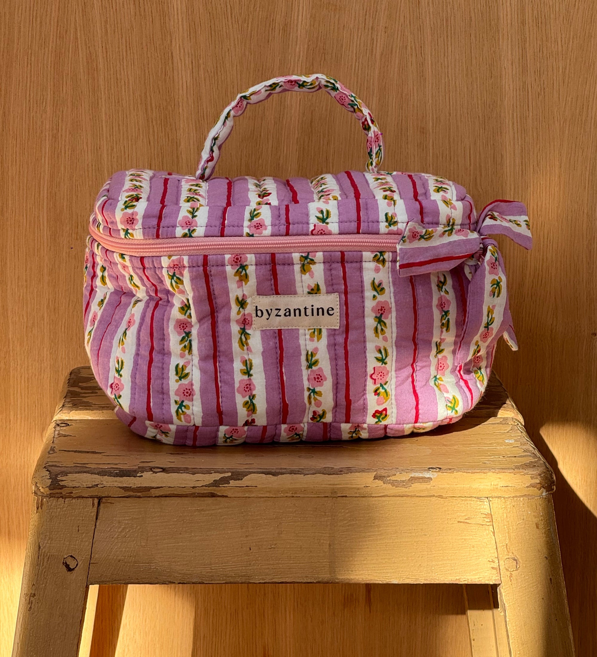 vanity en coton matelassé imprimé d'un petit motif floral rose pâle et de rayures lilas