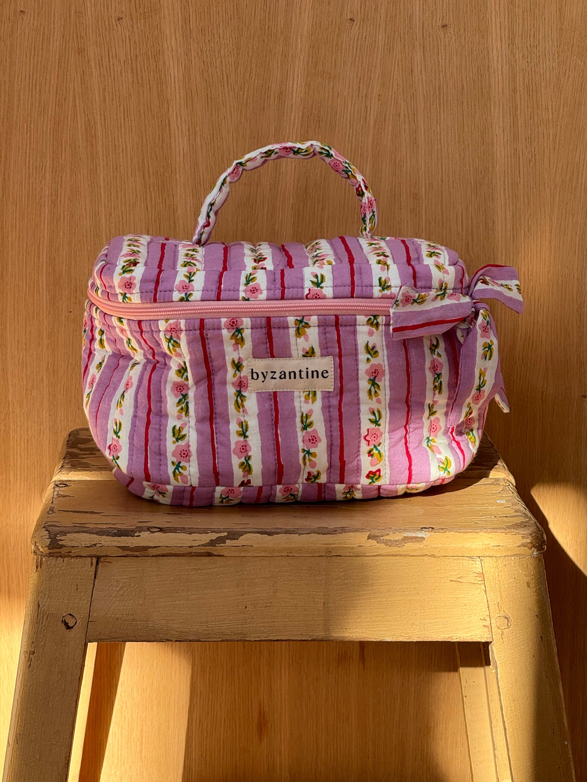 vanity en coton matelassé imprimé d'un petit motif floral rose pâle et de rayures lilas